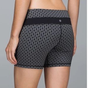 Lululemon Groove Short Luon - Tri Geo Silver Spoon Black Mid Rise